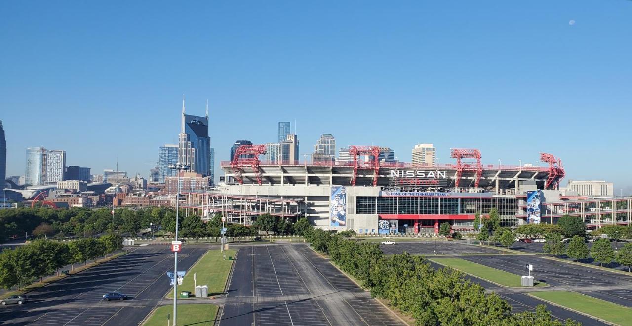 La Quinta Inn & Suites By Wyndham Nashville Downtown Stadium Exterior photo